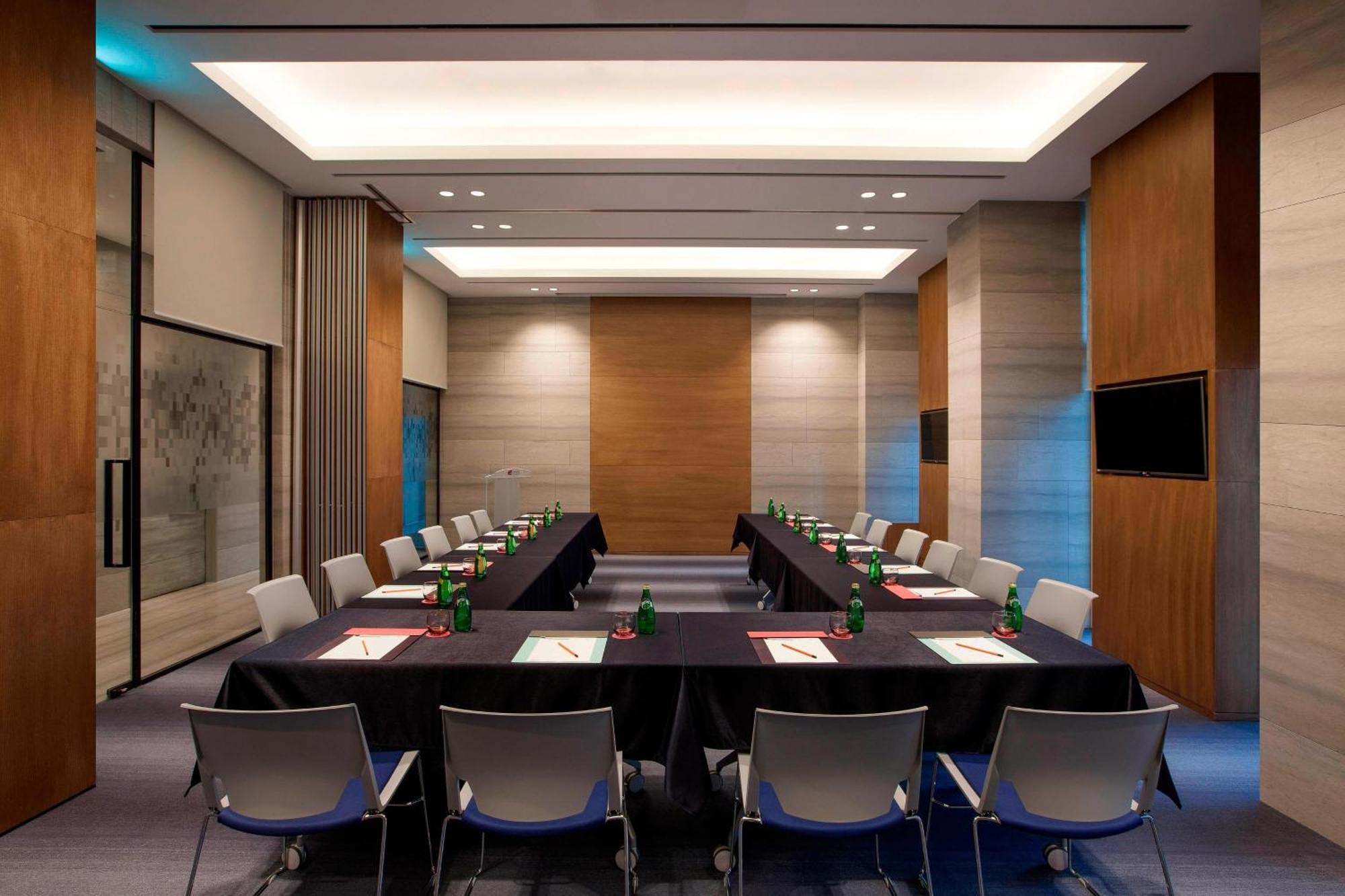 Aloft Gangnam Hotel 3*